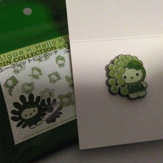 クビレヅタ 藻 ハローキティ× 大阪関西万博 日本館 バッジ ピンバッジ