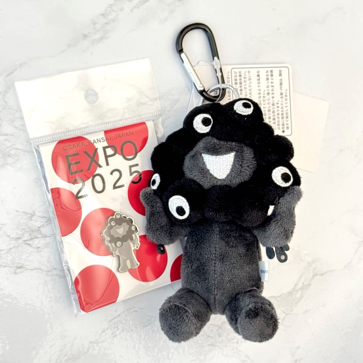 黒ミャクミャク カラビナ 付き ぬいぐるみ 座り ピンバッジ 2点セット