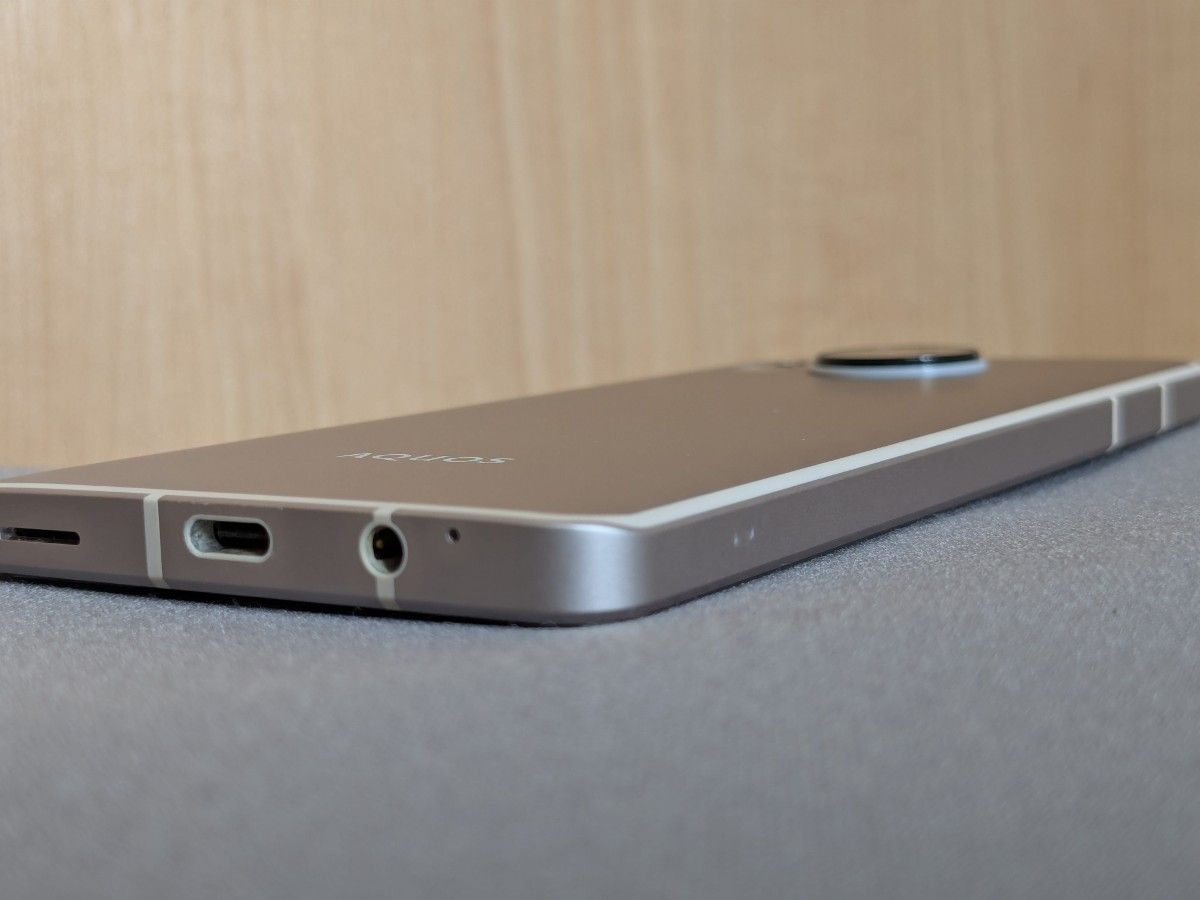 AU AQUOS sense7 128GB（ライトカッパー）SIMフリー プチ難あり 美品