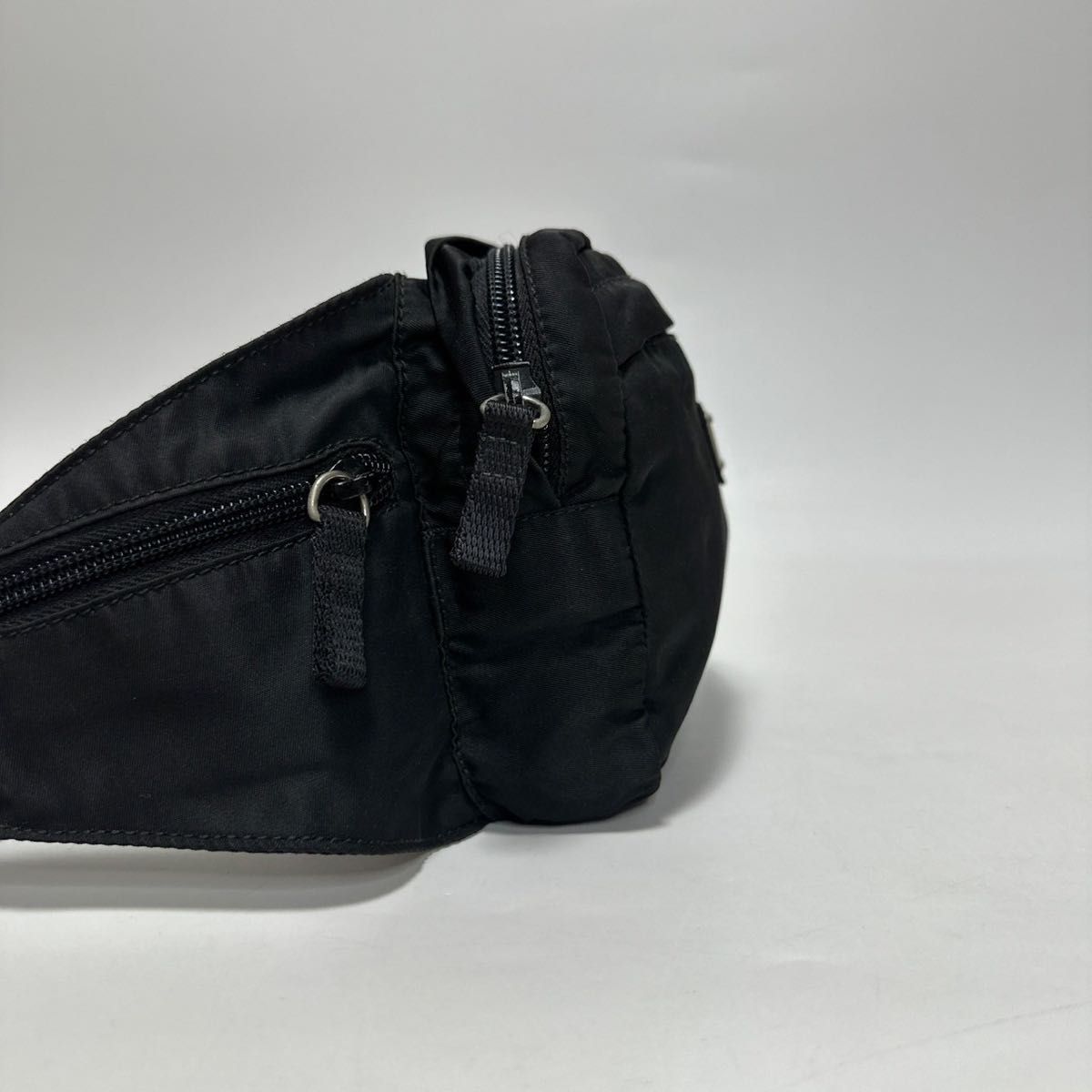 t50【美品】プラダ 三角ロゴ ナイロン ブラック ウエストポーチ