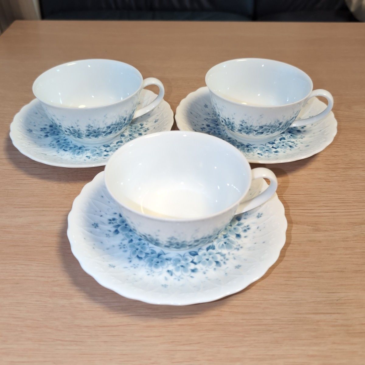 白と青の花模様 ティーカップ・ソーサー 3個セットHOYA CHINA【美品
