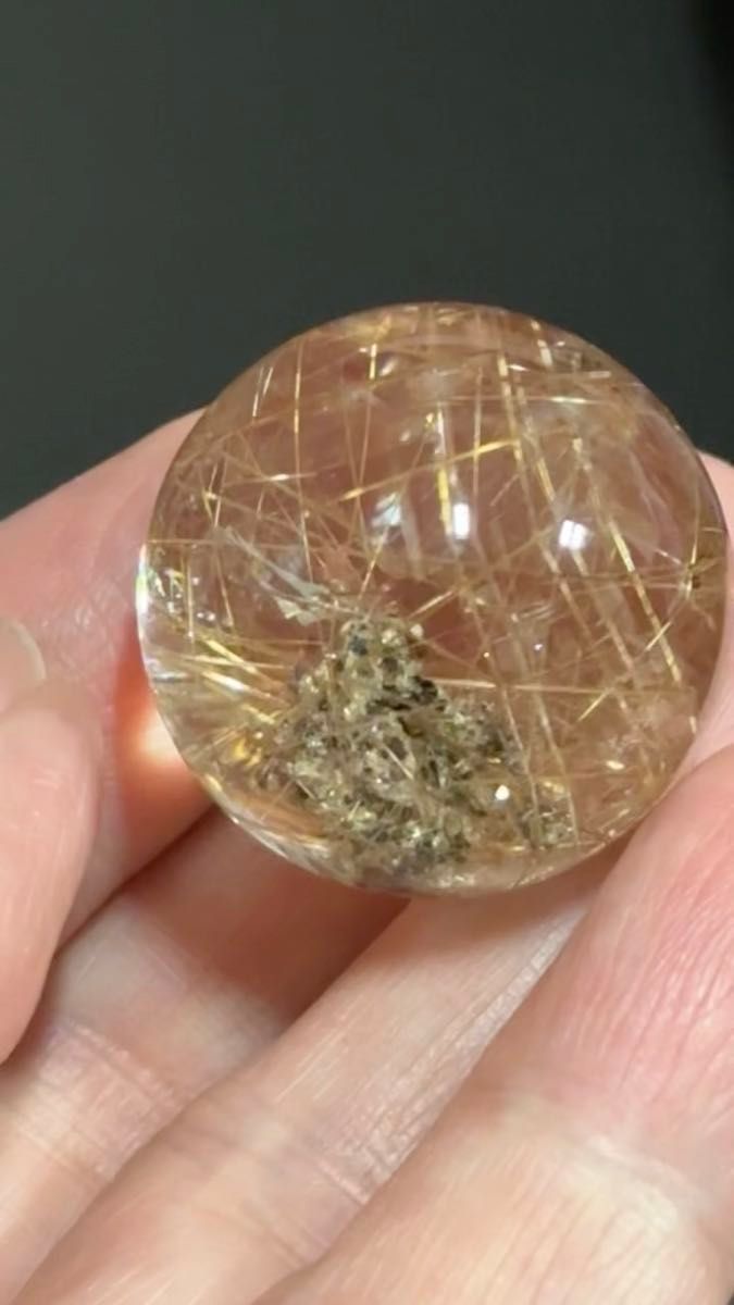 超大玉 62mm 虹入りゴールドルチルクォーツ 丸玉 スフィア 金針水晶