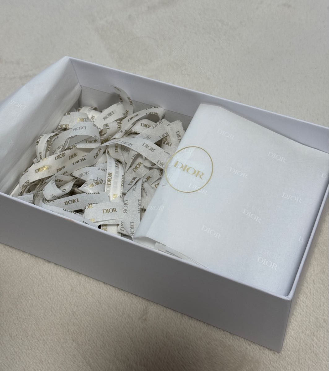 ディオール DIOR最新の2025 ホリデー限定ギフトボックスとショッパーと