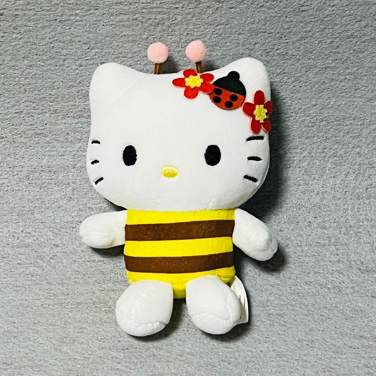 ハローキティ むにゅぐるみ マスコット ミツバチ ぬいぐるみ ハチさん
