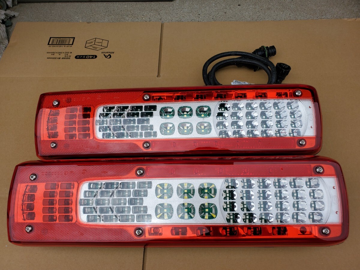 新車外し】UDクオン 純正テールランプ ボルボ VIGNAL LED テールライト