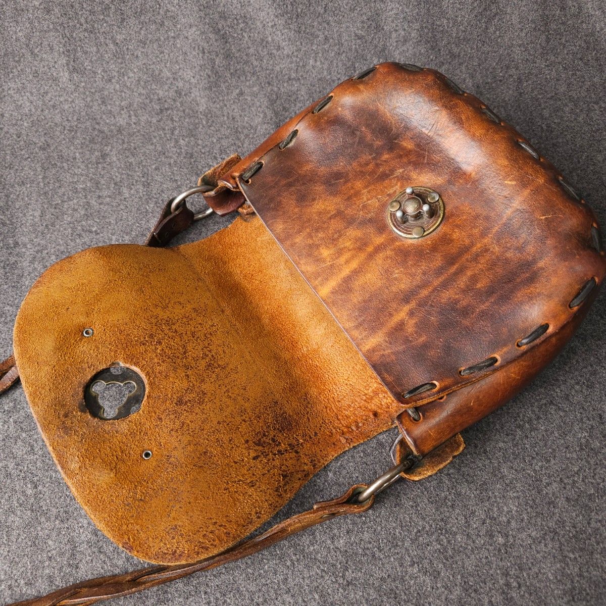 ヴィンテージ 本革 オールレザー ワンショルダーバッグ 花柄 刺繍 蝶々