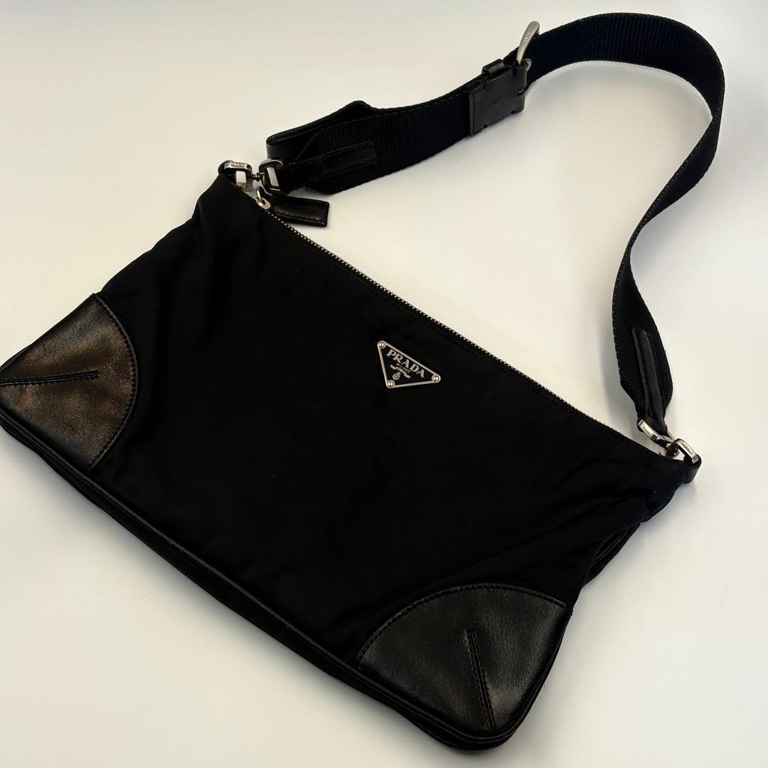 PRADAナイロンレザー切替ショルダーバッグ 三角ロゴ 黒クロスボディ