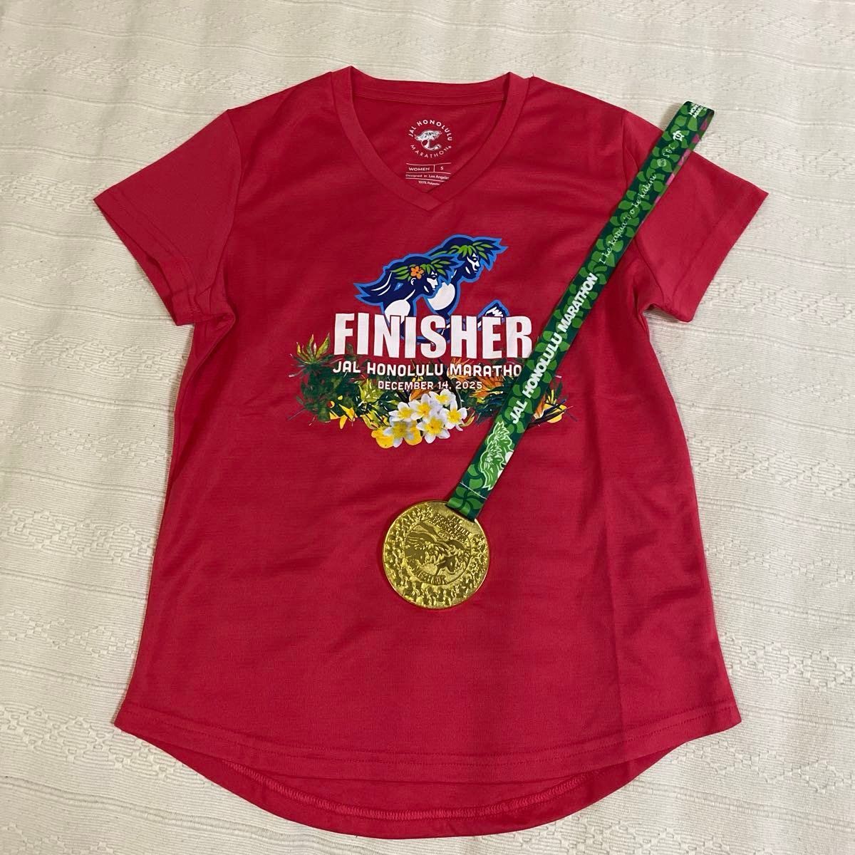 JALホノルルマラソン2025のFINISHER Tシャツと完走メダルのセット