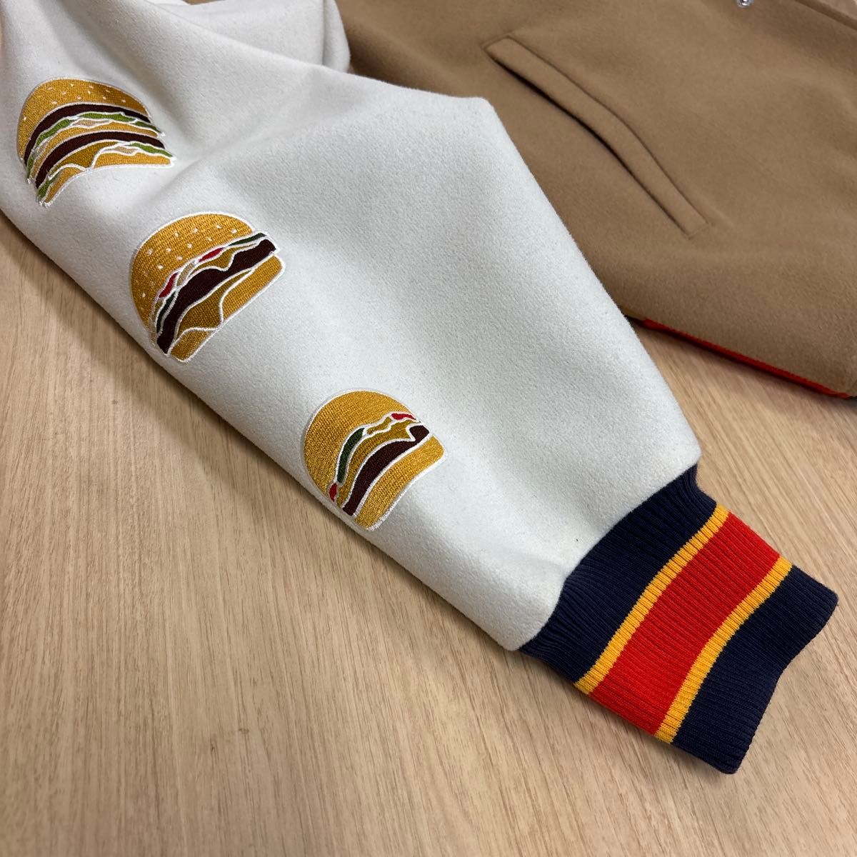 グラニフ マクドナルドコラボ スタジャン BIG MAC ベージュ Mサイズ