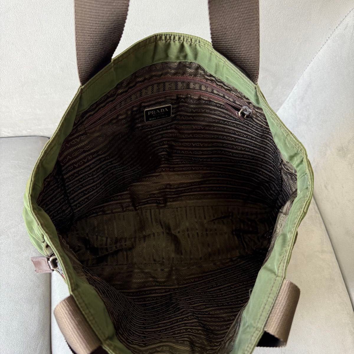プラダ ナイロン ショルダーバッグ モスグリーン 三角プレート