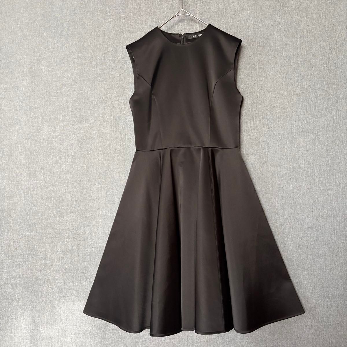 極美品】YOKO CHAN サテンフレアワンピース ノースリーブ 膝丈 38 黒