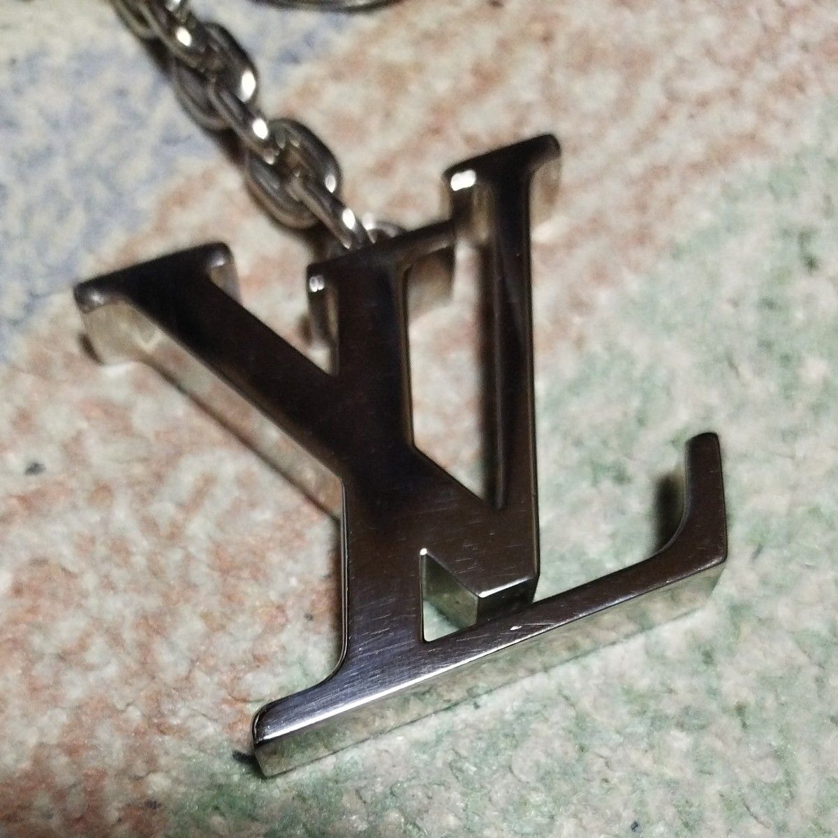 美品 ルイヴィトン LVロゴ キーホルダー キーリング シルバー｜Yahoo