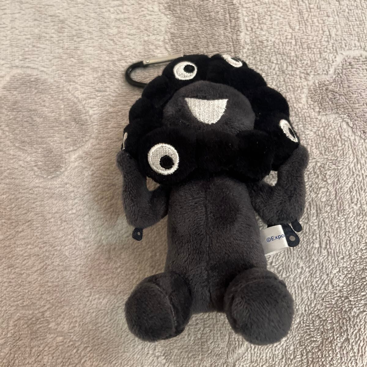 黒 ミャクミャク ぬいぐるみ 座り カラビナ付き｜Yahoo!フリマ（旧