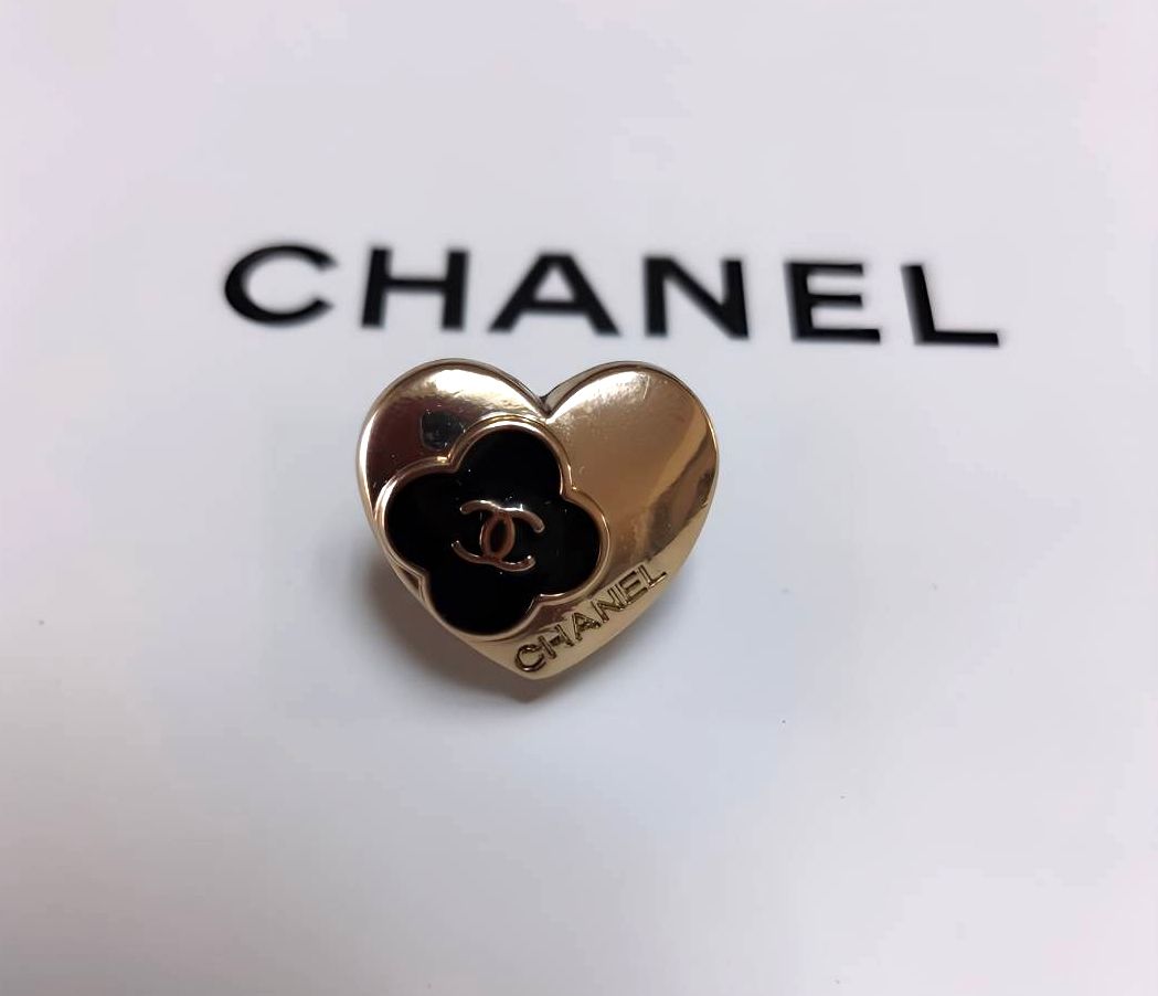 ヴィンテージボタン シャネル ピンバッジ ハート ブラック ブローチ