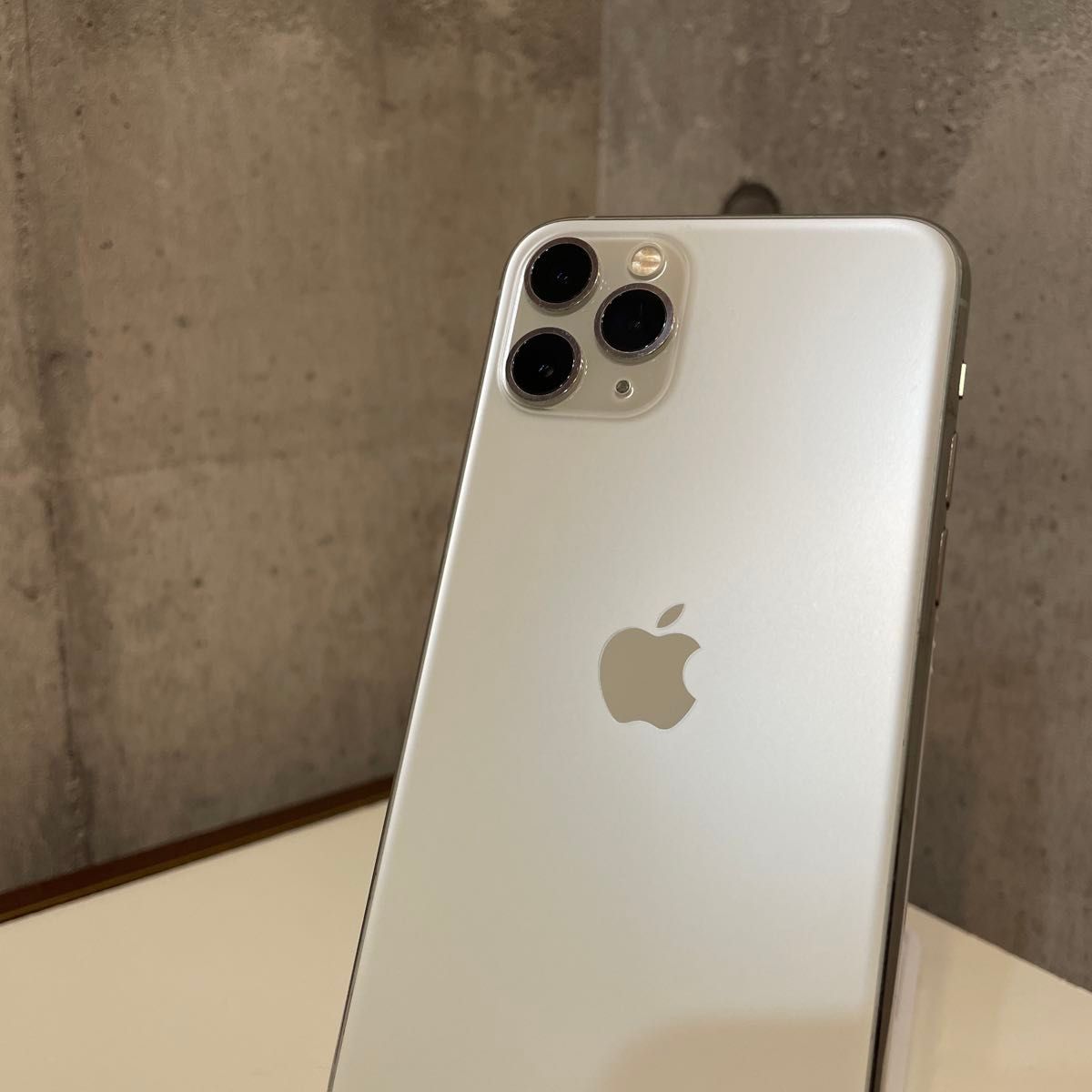 バッテリー83% Apple iPhone11Pro 256GB シルバー SIMフリー