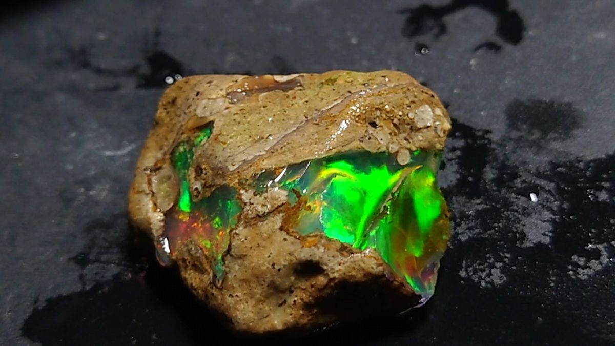 鉱物標本 蛋白石 蛍光オパール北海道産 25グラム（A24)｜Yahoo!フリマ