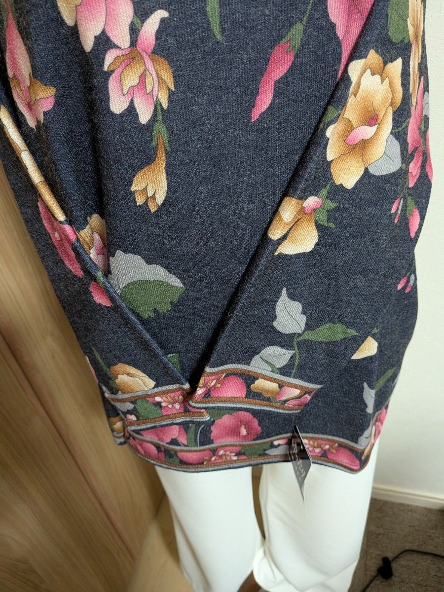 新品未使用レオナール風ネイビー色花柄チュニックゆったりサイズ大きな