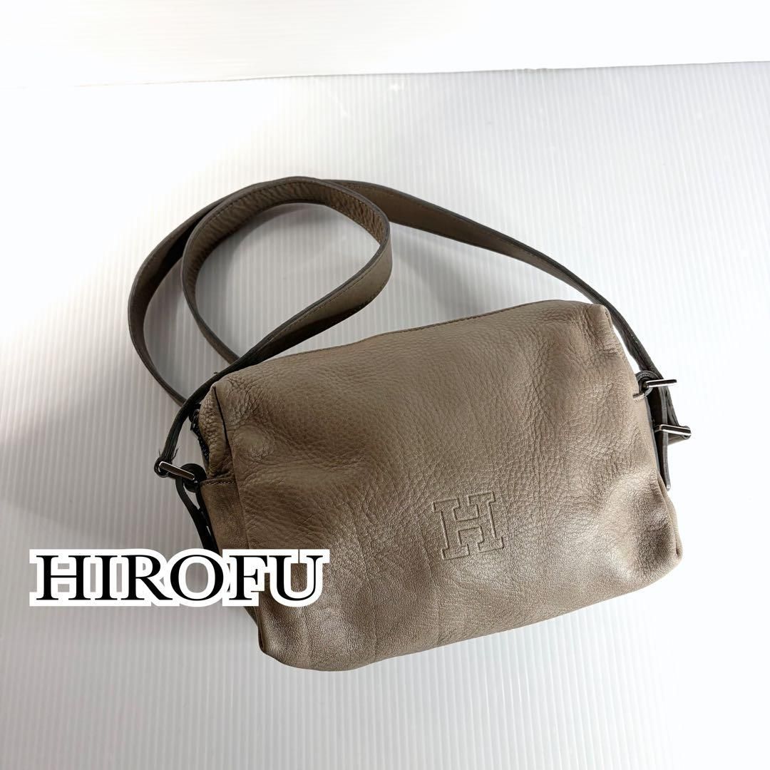 ヒロフ ヴィータ ショルダーバッグ Hロゴ レザー グレージュ 斜め掛け