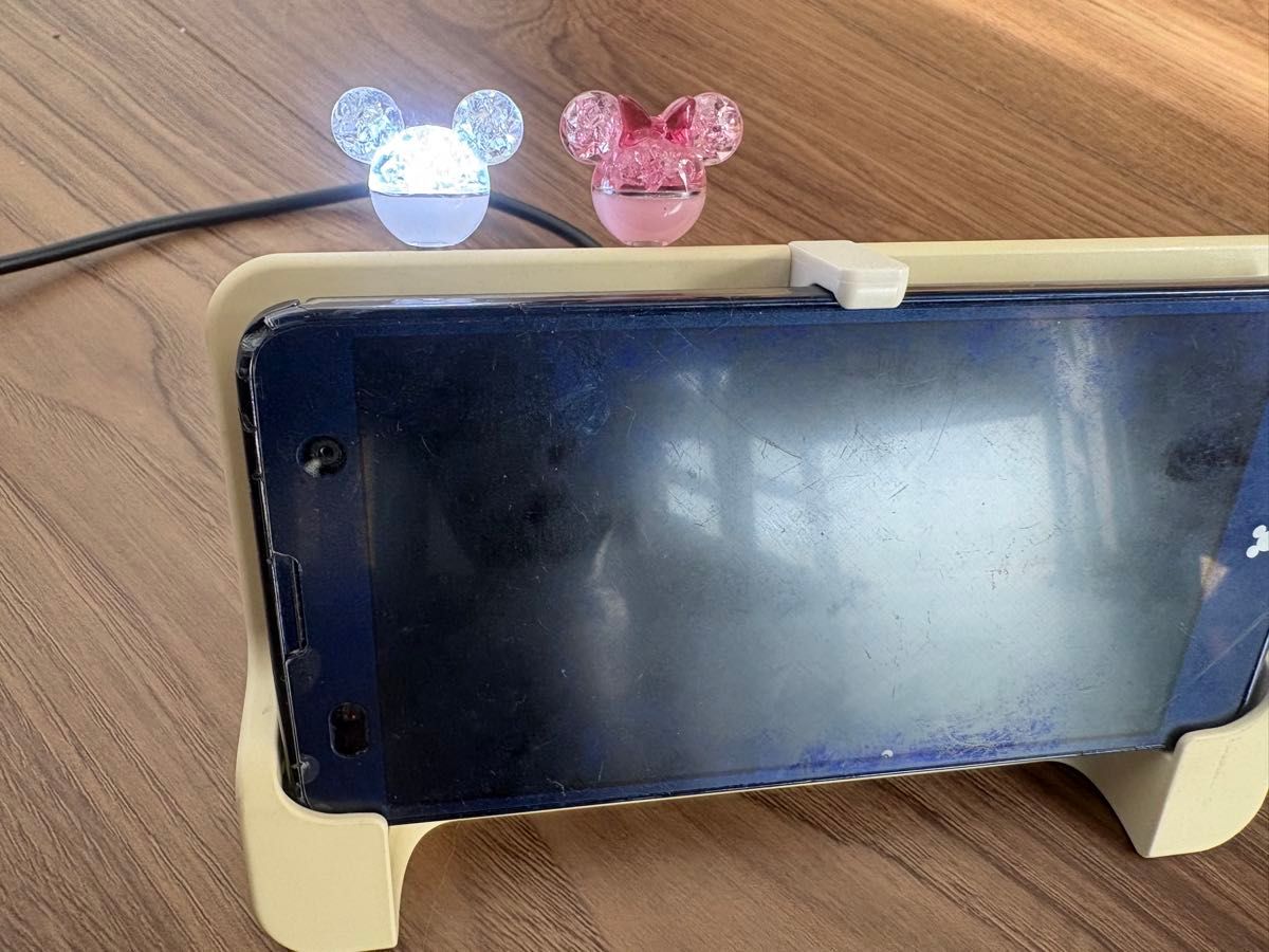 F07E docomo 卓上フォルダ イヤホンジャック スマホピアス2個 箱付き