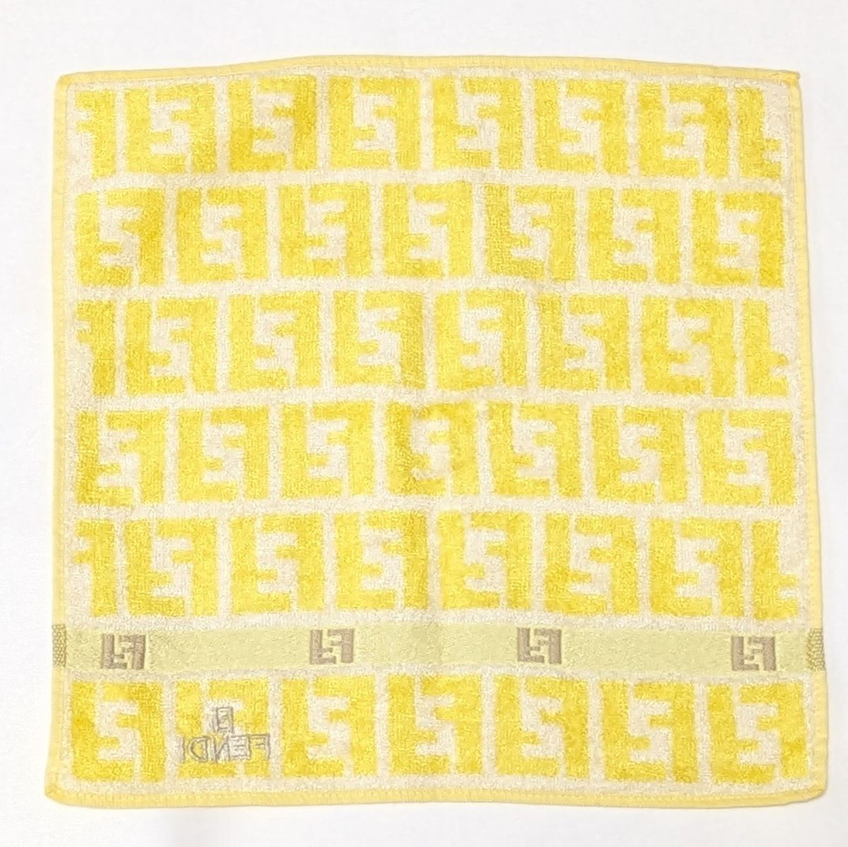 FENDI フェンディ タオルハンカチ ズッカ柄 絹 シルク 100% 25cm