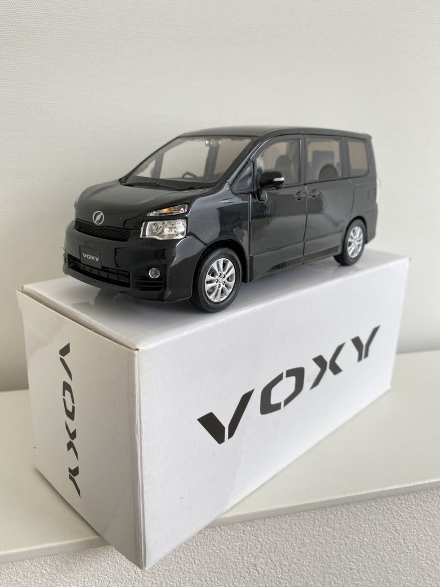 送料込み トヨタ ヴォクシー ミニカー 1/24 ブラック 202 黒 カラー