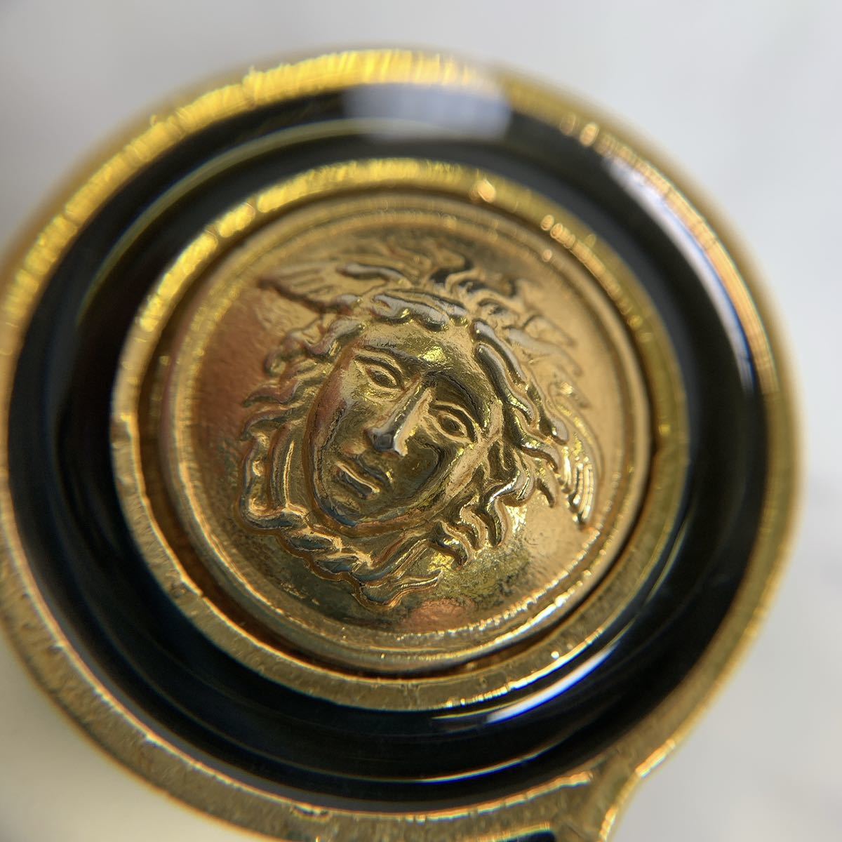 未使用 保管品 希少 ジャンニヴェルサーチ ブローチ ロゴ メデューサ