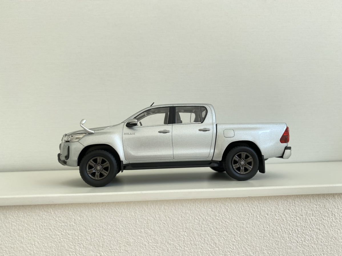 送料込み 新型 ハイラックス ミニカー トヨタ 1/30 カラーサンプル 1D6