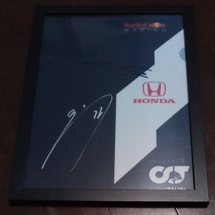 F1ドライバー角田裕毅・ガスリー Wサイン アルファタウリ クリア