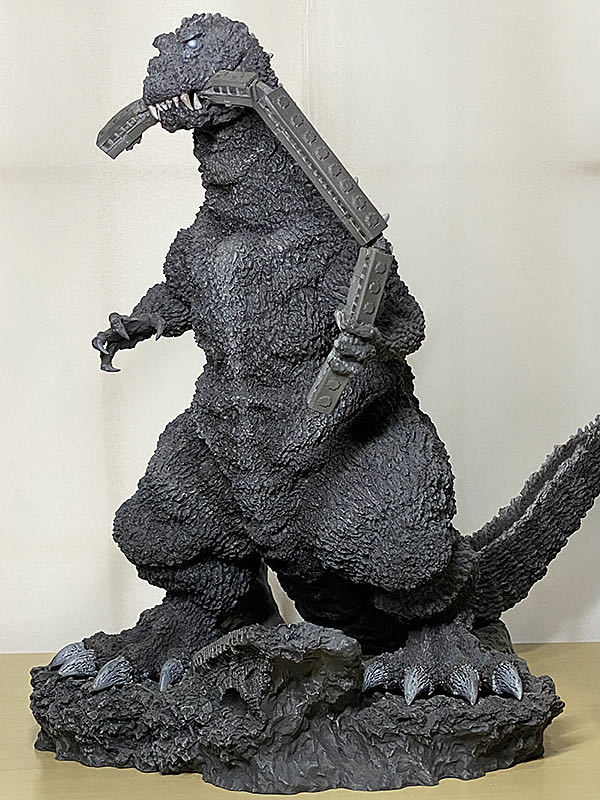 Yahoo!オークション - X-PLUS 東宝30cmシリーズ ゴジラ1954 電車咥えモ