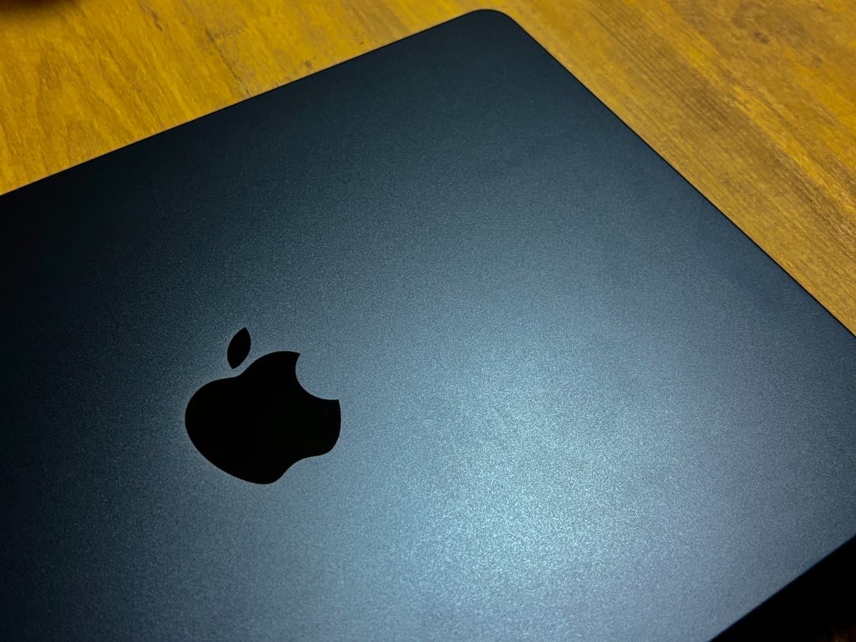 M4 MacBook Airミッドナイト。これがヘヴィ・メタル税理士のメインPC