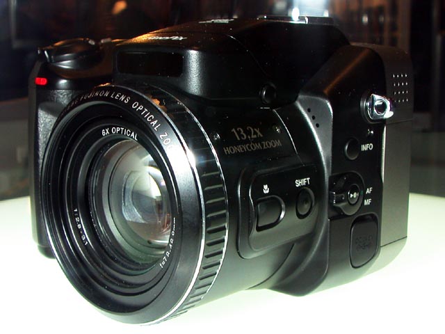 富士フイルム、第三世代スーパーCCDハニカム搭載「FinePix F601」