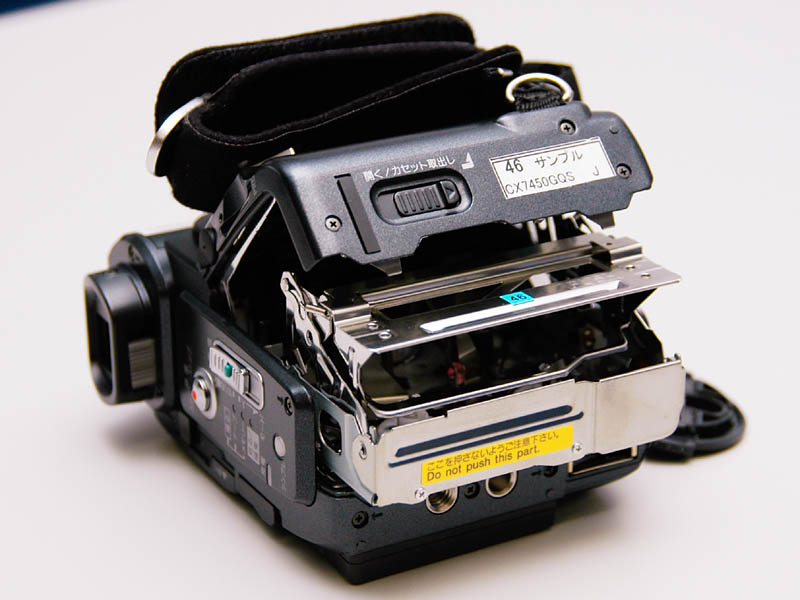 ソニー、クラス最小ボディの300万画素CCDハンディカム