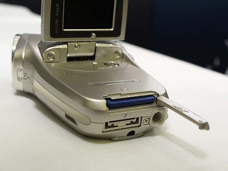 三洋、手ぶれ補正搭載のMPEG-4カメラ「Xacti C4」