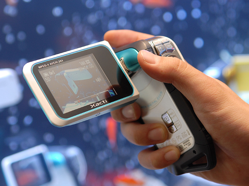 三洋、標準で水中撮影ができる防水「Xacti」