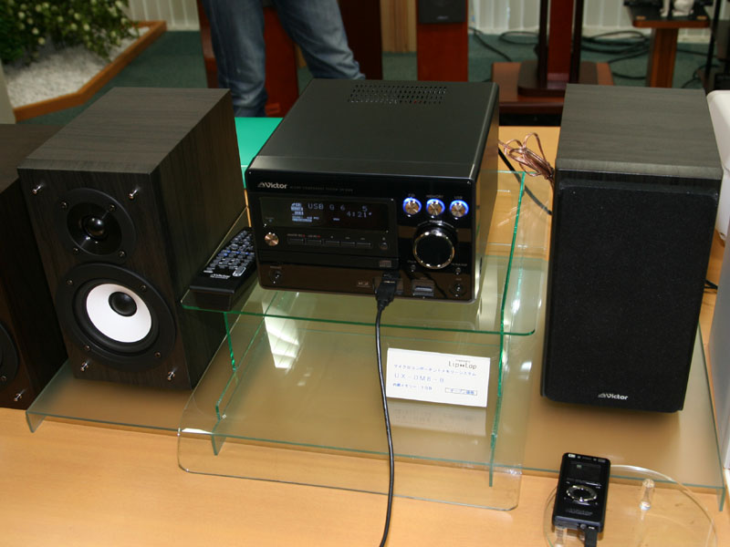 ビクター、iPod専用端子搭載の1GBメモリ内蔵コンポ