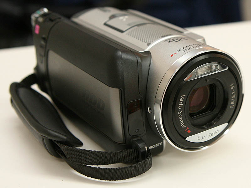 ソニー、30GB 1.8型HDDを搭載したハンディカム