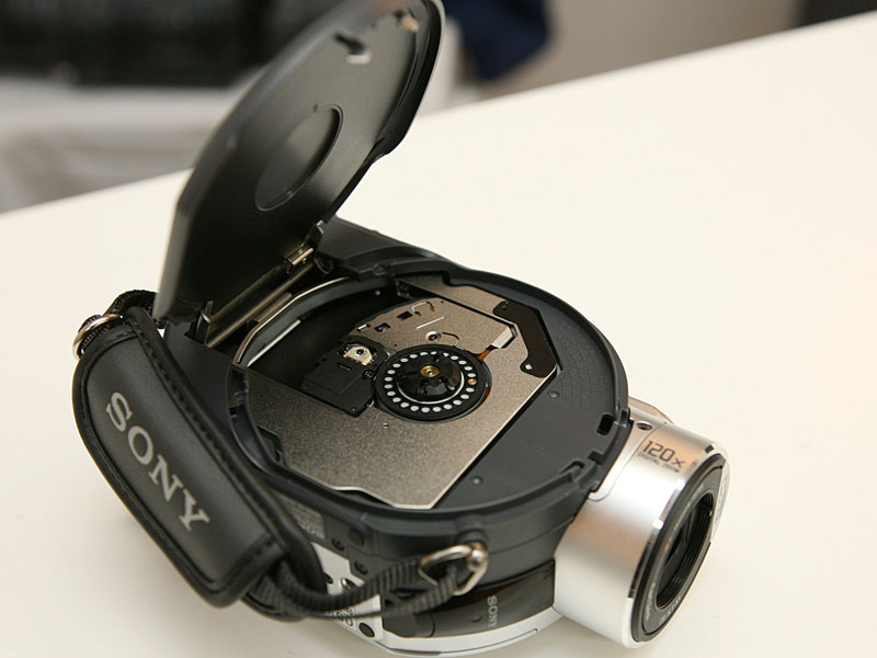 ソニー、新開発CMOSセンサ搭載のDVDカメラ