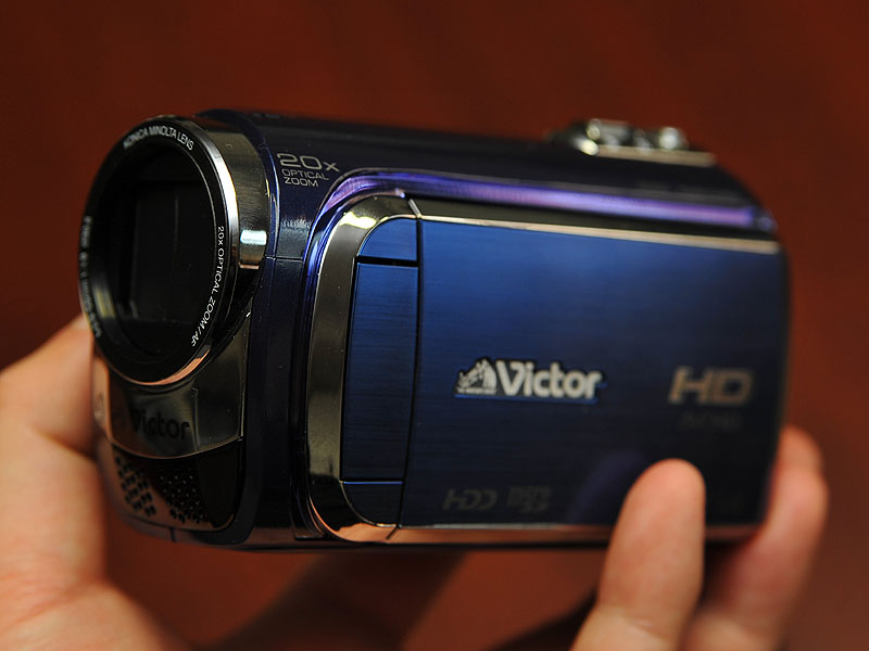 ビクター、HDD搭載で世界最小/最軽量のHDムービー「Everio」