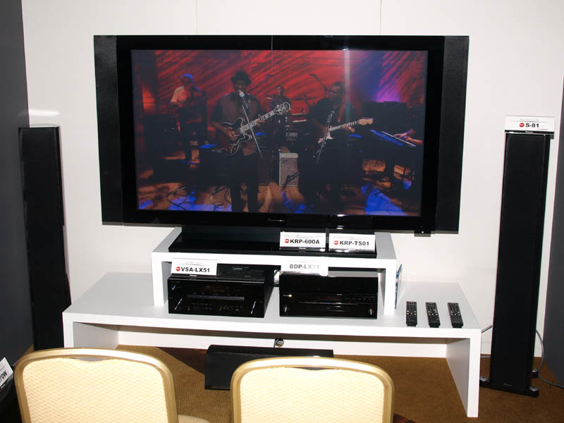 パイオニア、チューナ外付けで薄型化した新「KURO」