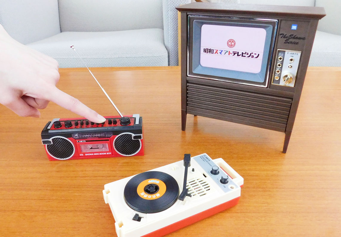 ザ・昭和”なミニチュアTV/レコード。中身はスマホやBluetooth