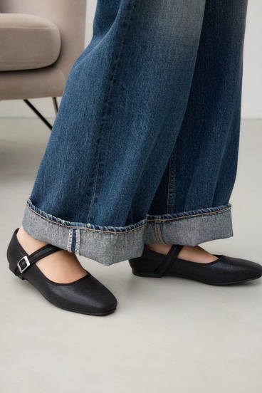 スクエアトゥストラップフラットパンプス｜WOMEN｜250HAG55-228K｜AZUL