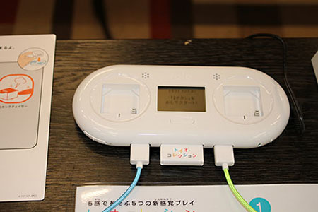 大人も夢中になる知育ロボット玩具「toio」を体験、遊びが