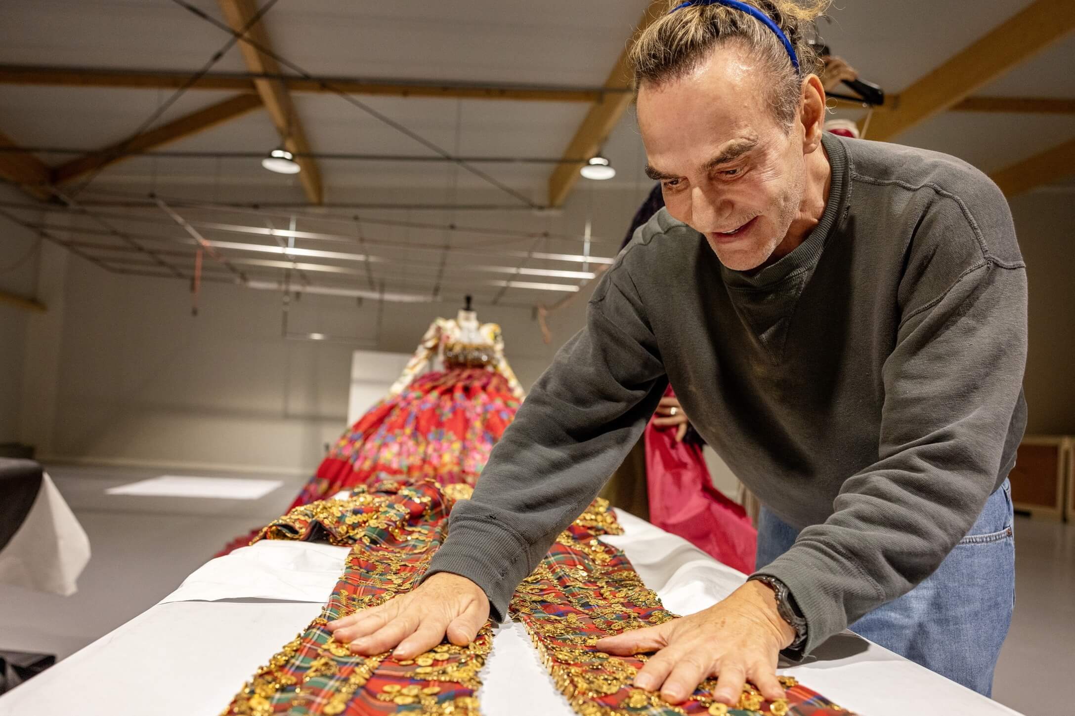 ジョン・ガリアーノ 世界一愚かな天才デザイナー』：天才デザイナーの