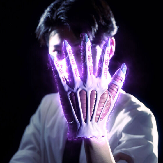 アニメ「地獄先生ぬ～べ～」より、左手に装着できるぬ～べ～の「鬼の手