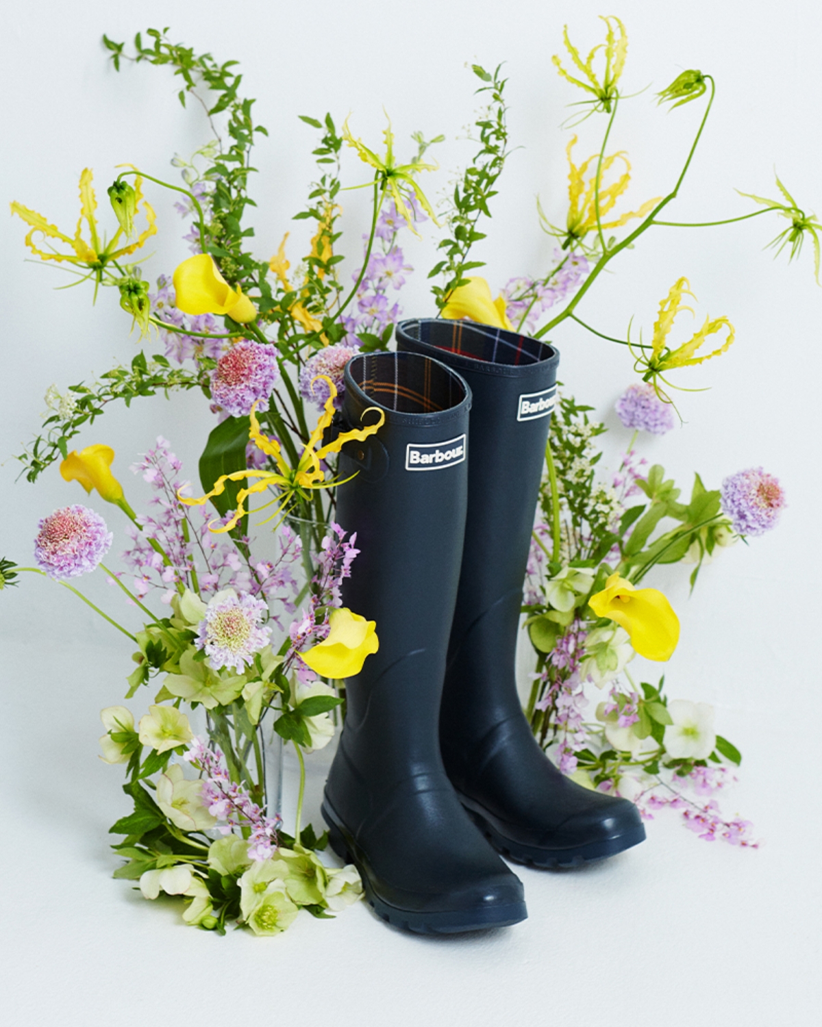 愛と感謝の気持ちを、花束とバブアーのレインシューズに込めて