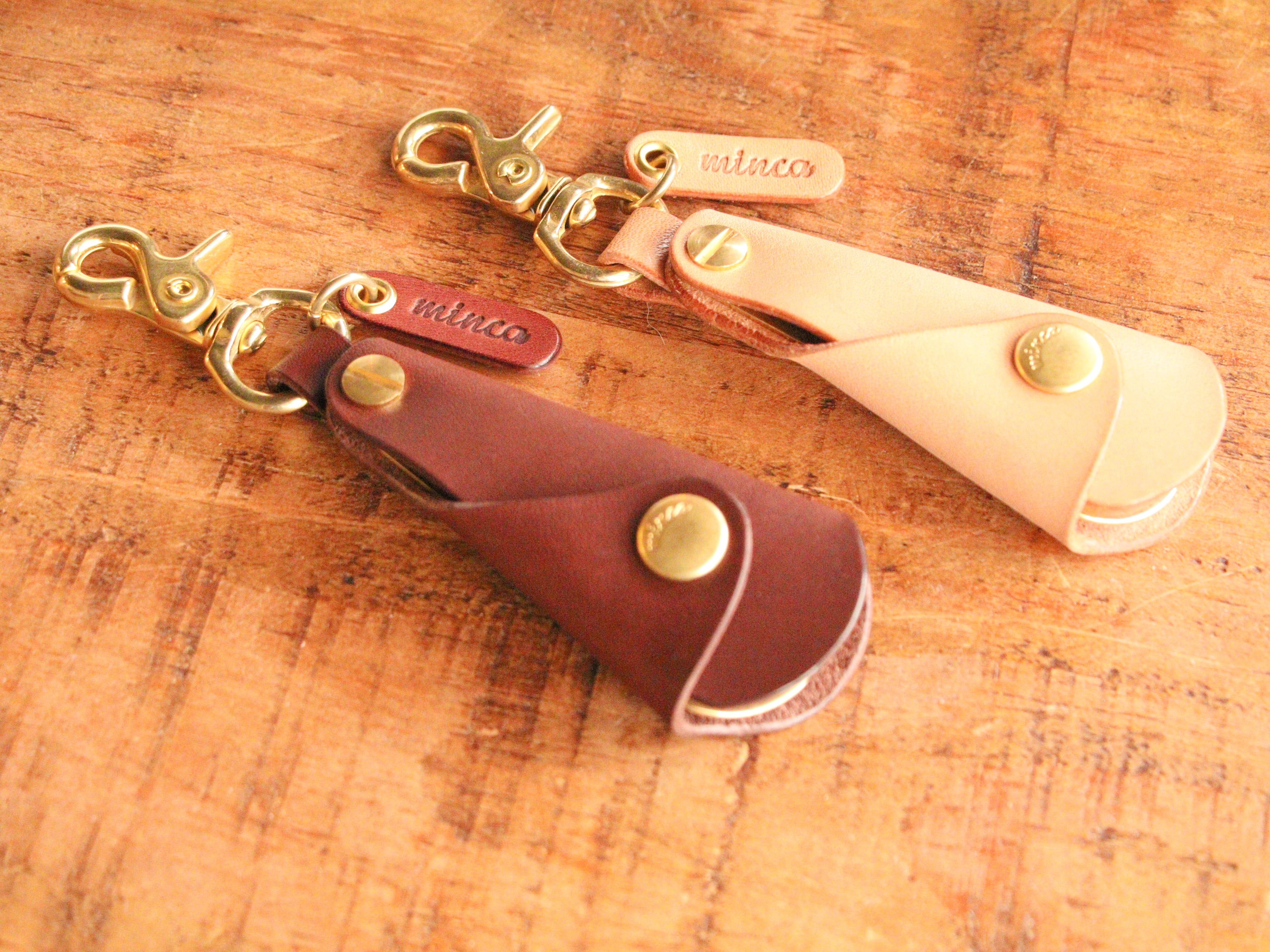 栃木レザーを贅沢に使ったシューホーン(靴べら)キーホルダーが登場