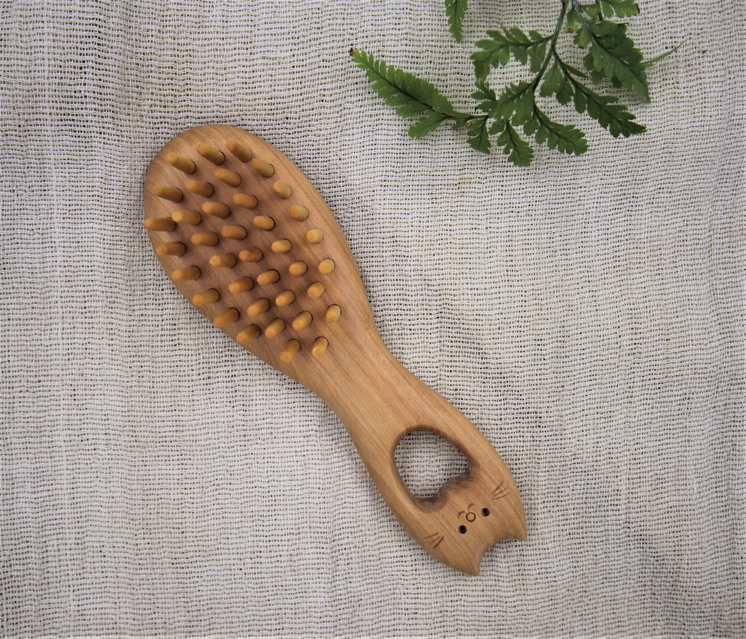 猫型の持ち手が愛らしい、別府の伝統工芸品『つげブラシ』【別府つげ