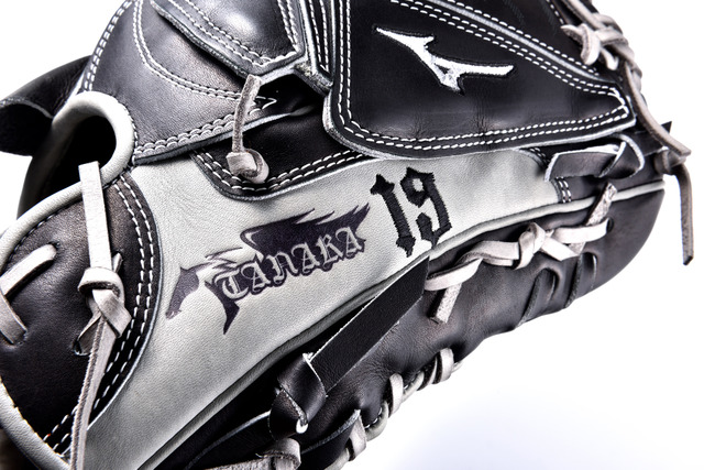 田中将大が実際に試合で使用するグラブのレプリカを50本限定発売