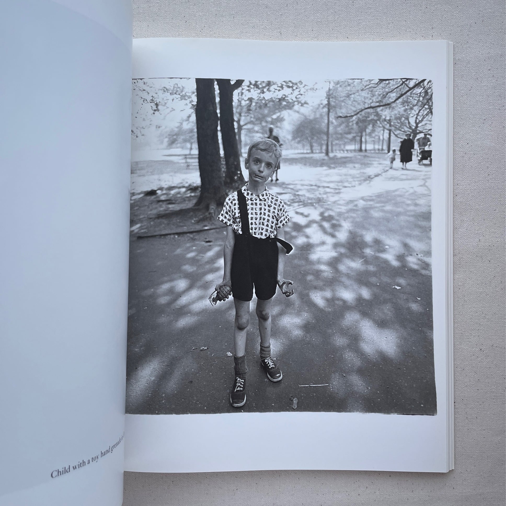 An Aperture Monograph / Diane Arbus（ダイアン・アーバス） | 汀線