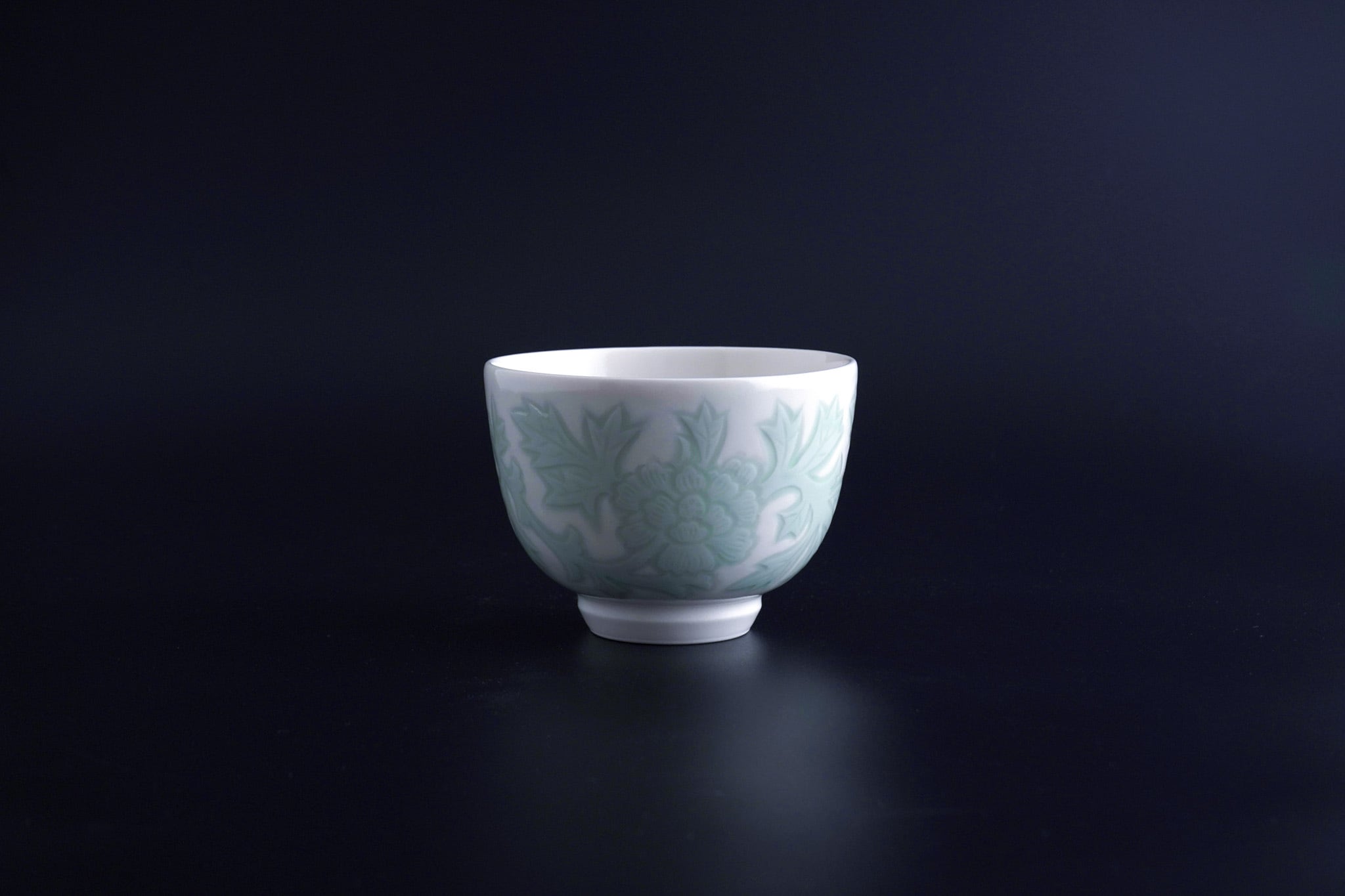 井上萬二作】白瓷緑釉牡丹彫文抹茶盌 | 井上萬二窯 INOUE MANJI KILN